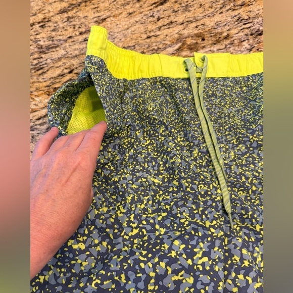 Nike Swim Trunks Mens Medium Green Yellow 9 in Inseam Shorts Pockets Mesh Lined - Picture 7 of 12